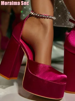 Атласные туфли-лодочки на платформе с квадратным носком на высоком блочном каблуке и ремешком с пряжкой на щиколотке; Пикантная розово-красная однотонная женская обувь; новые поступления летней моды