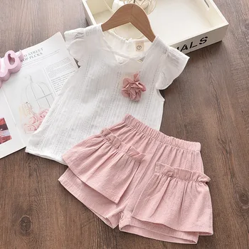 Комплект одежды для маленьких девочек 2023, летняя детская одежда с расклешенными рукавами, Белая футболка и шорты для девочки