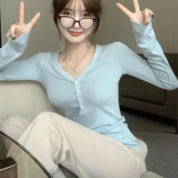 Корейская версия нежной тонкой осенней футболки с V-образным вырезом на внутренней стороне и тонкими верхними пуговицами, леггинсы, женский новый дизайн с длинным рукавом sense